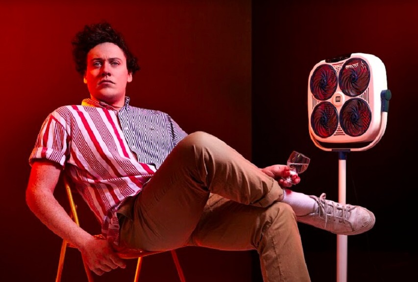 Premiere | Metronomy: “Hang Me Out To Dry (With Robyn)” [Waze & Odyssey Remix]